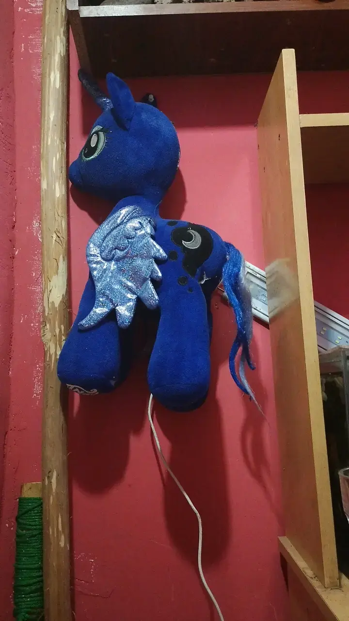 Peluche de unicornio azul con alas brillantes