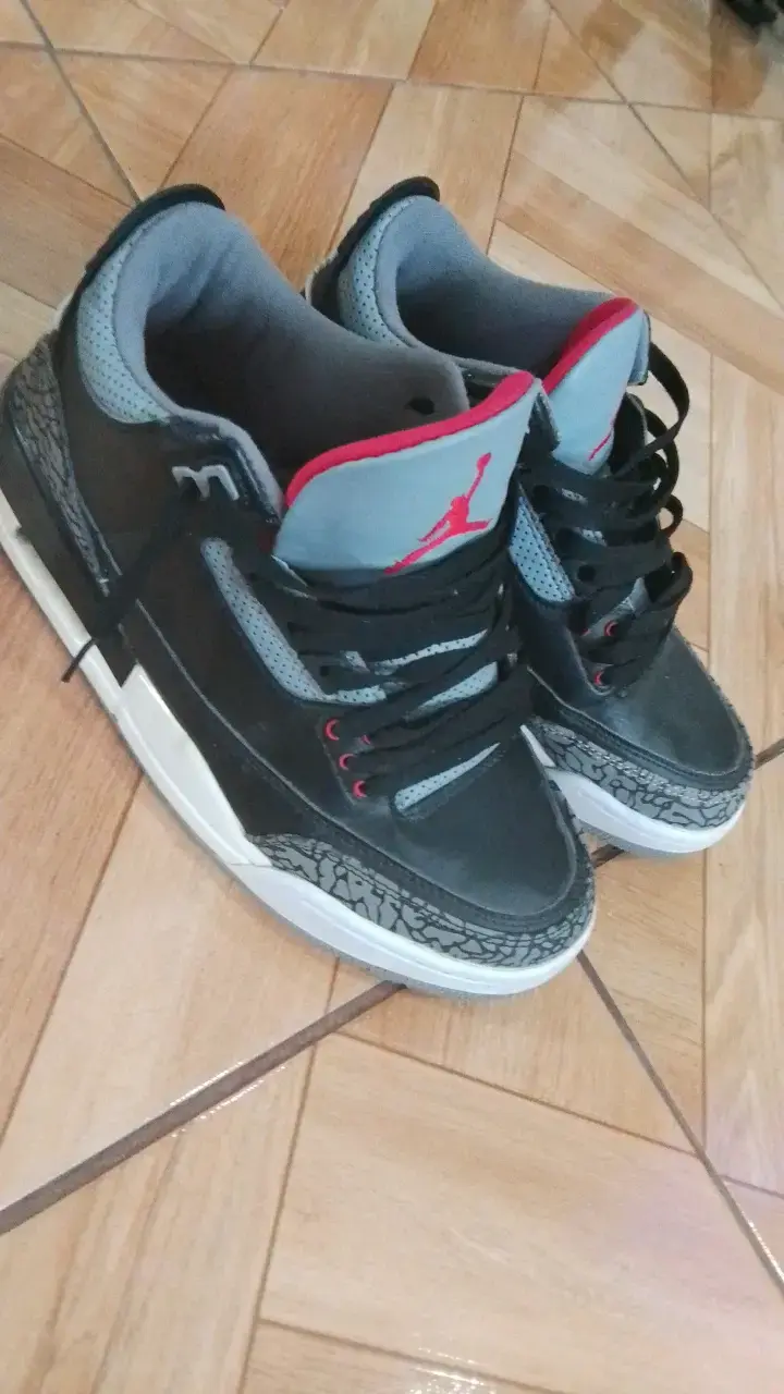 Zapatillas deportivas negras con detalles rojos - 1