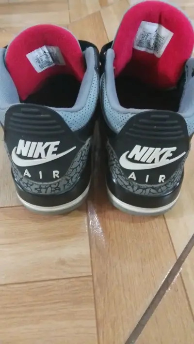 Zapatillas deportivas negras con detalles rojos - miniatura 2