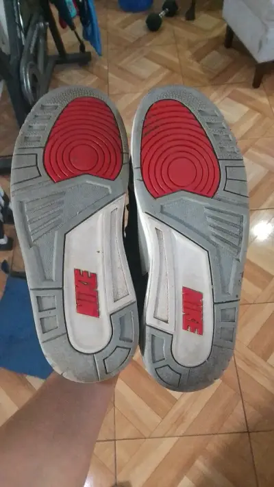 Zapatillas deportivas negras con detalles rojos - miniatura 3