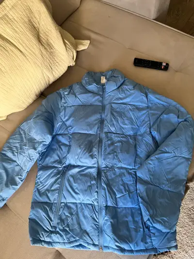 Chaqueta acolchada azul para invierno - miniatura 3
