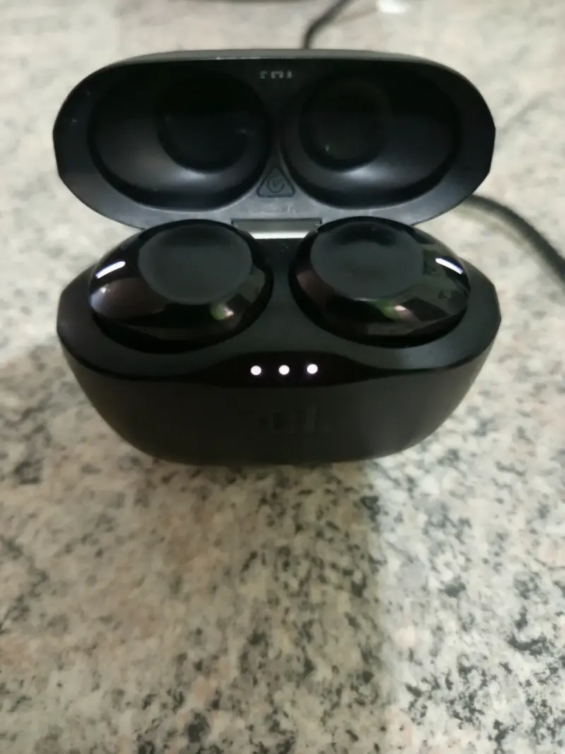 Audífonos inalámbricos JBL negros - 2