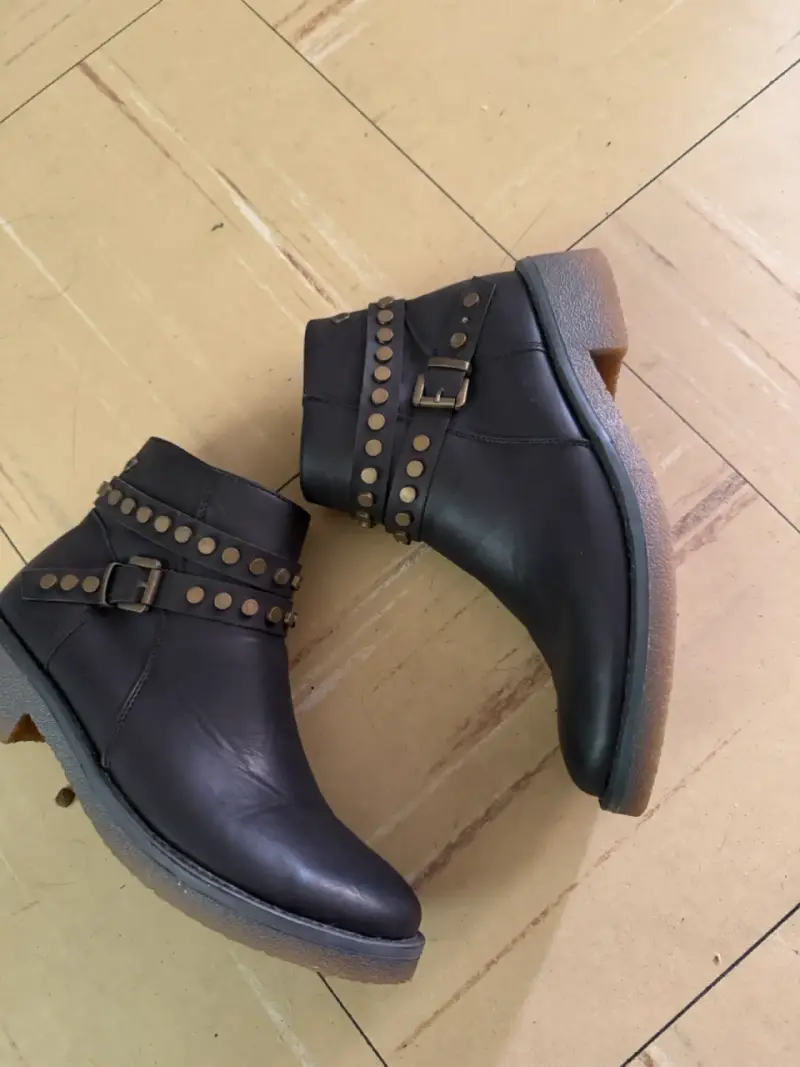 Botines negros con tachuelas y hebilla - 1