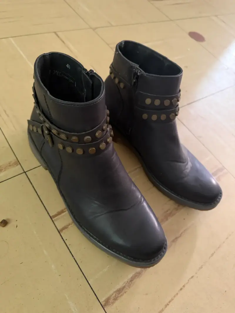Botines negros con tachuelas y hebilla - 2