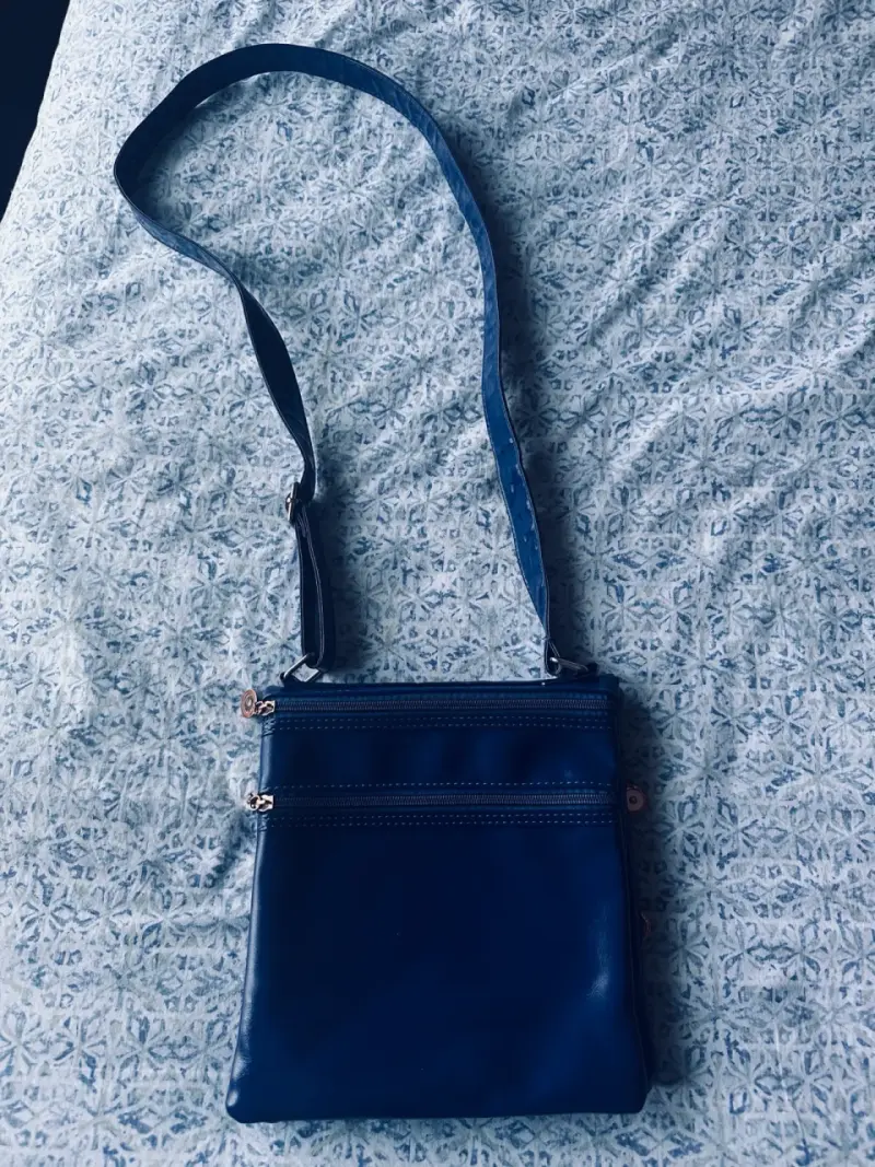 Cartera bandolera azul de cuero elegante - 1