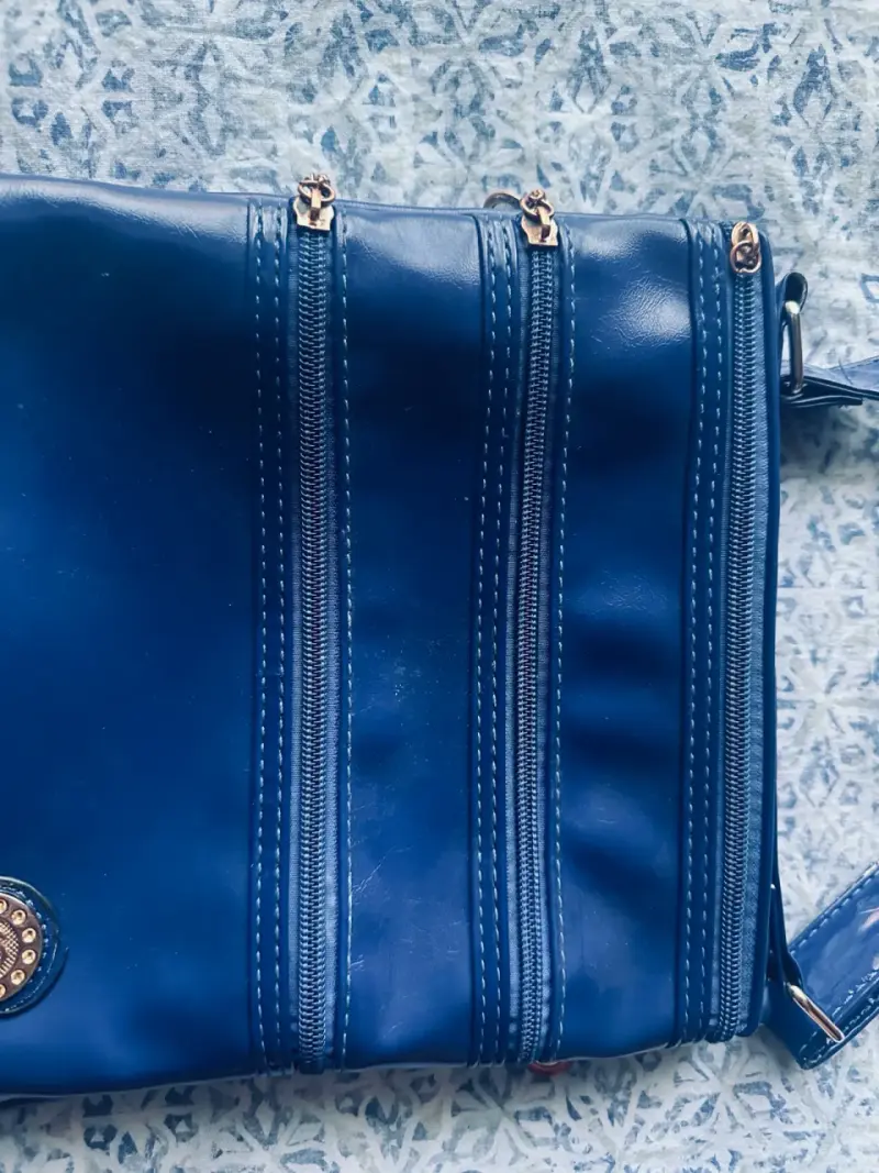 Cartera bandolera azul de cuero elegante - 4