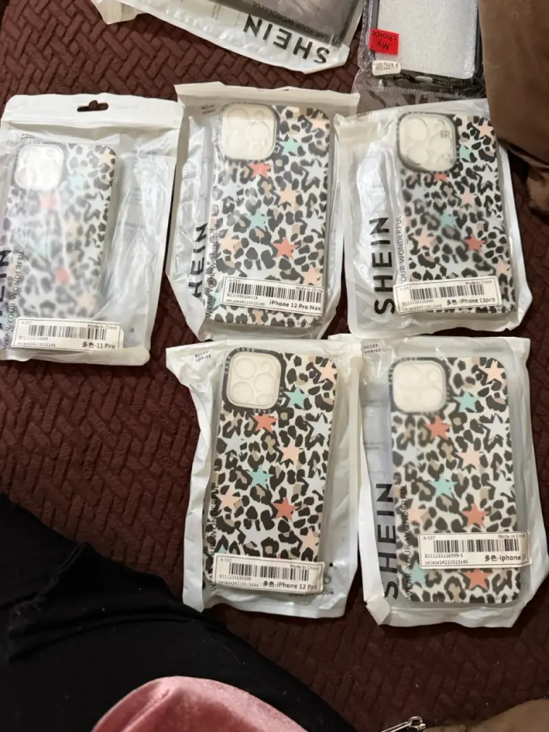 Carcasa SHEIN para iPhone con diseño animal print