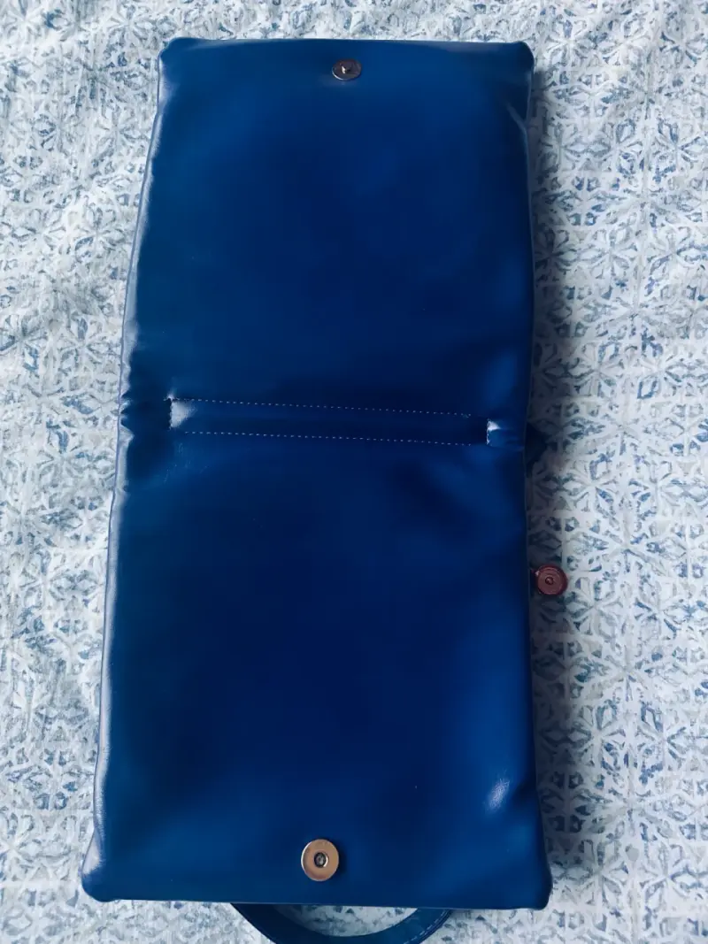 Cartera bandolera azul de cuero elegante - 5