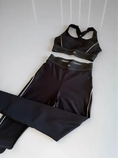 Conjunto deportivo negro Alo Yoga - miniatura 1