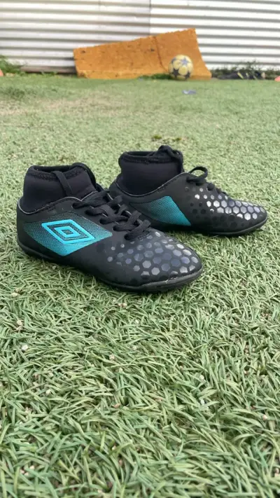 Zapatillas de fútbol Umbro negras y azules - miniatura 1