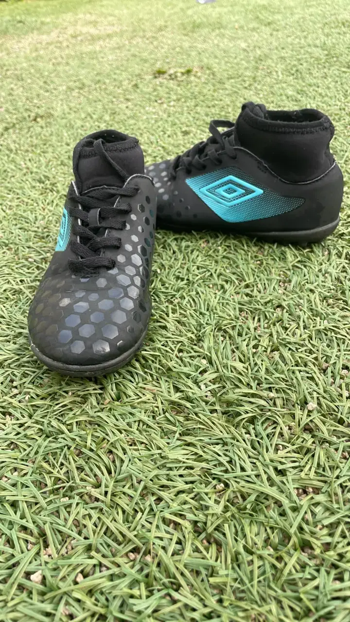 Zapatillas de fútbol Umbro negras y azules - 2