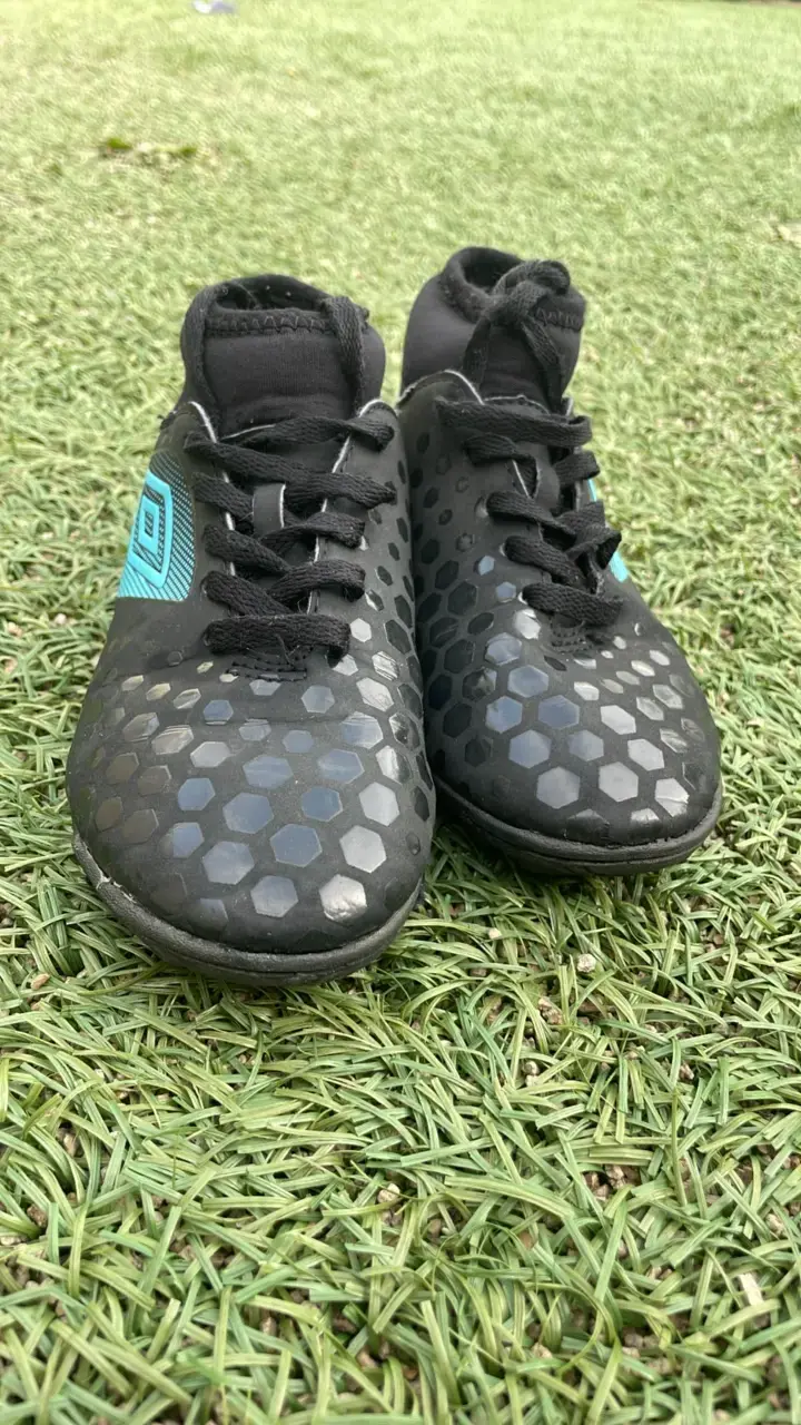 Zapatillas de fútbol Umbro negras y azules - 3