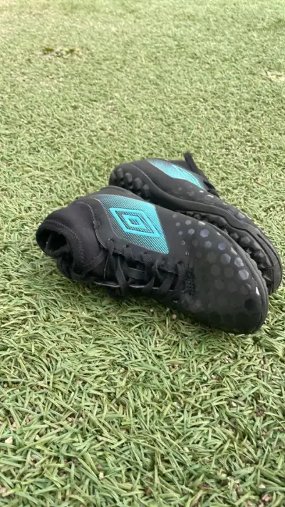Zapatillas de fútbol Umbro negras y azules - miniatura 4