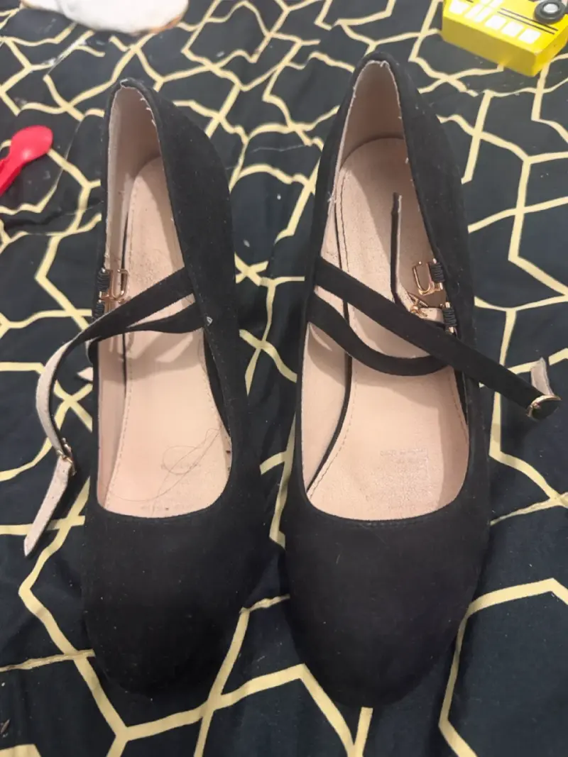 Zapatos de tacón negro con correa - 1