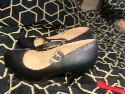 Zapatos de tacón negro con correa - miniatura 2