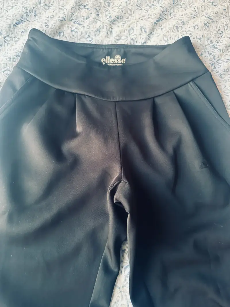 Pantalones deportivos Ellesse negros para mujer - 1