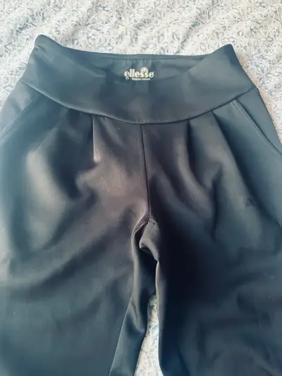 Pantalones deportivos Ellesse negros para mujer - miniatura 1