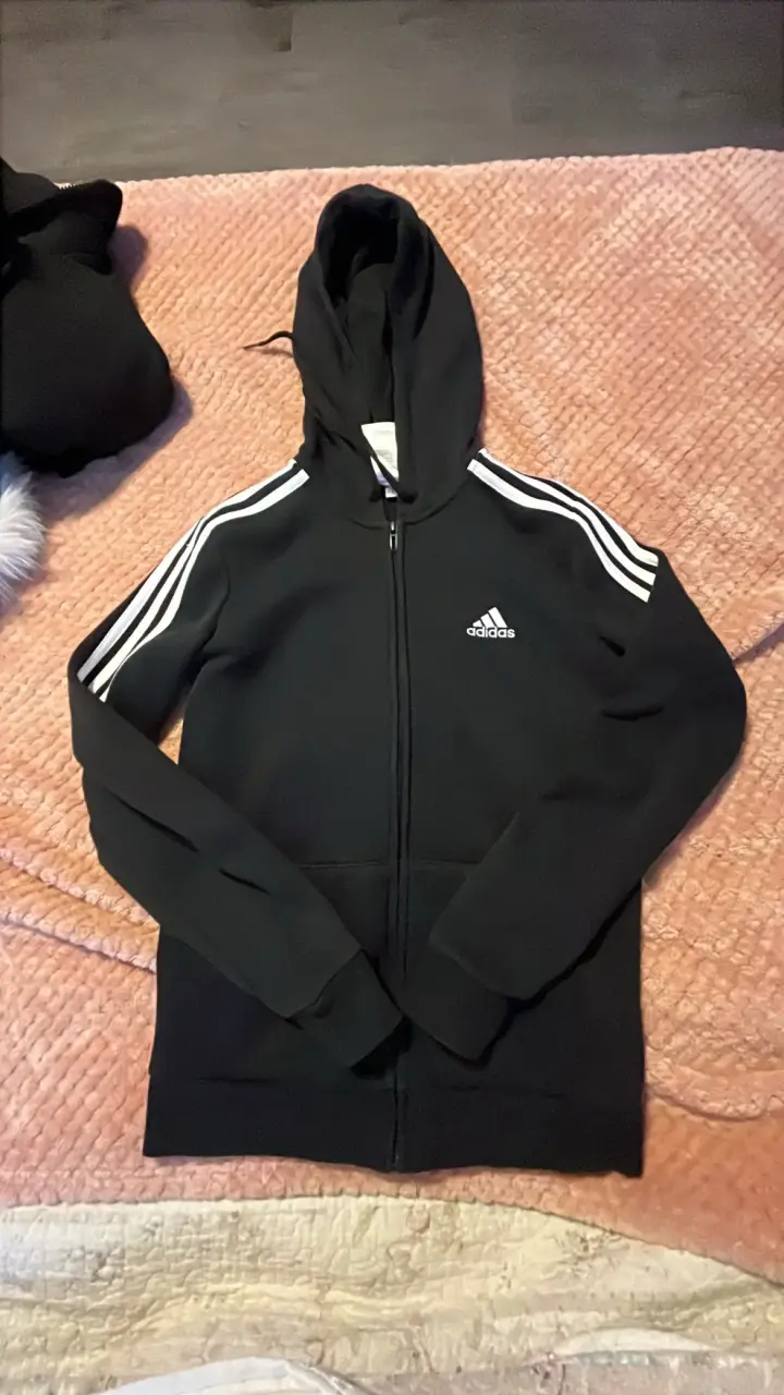 Polerón Adidas negro con capucha y cierre