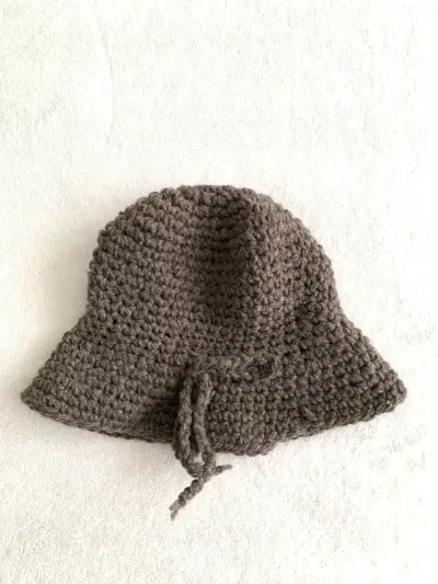 Gorro tejido a crochet lana natural color marrón - miniatura 2