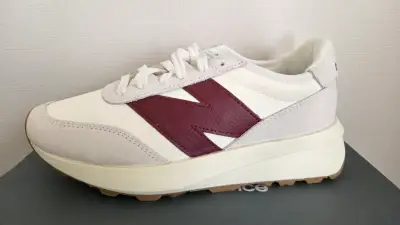 Zapatillas deportivas blancas y burdeos - miniatura 1