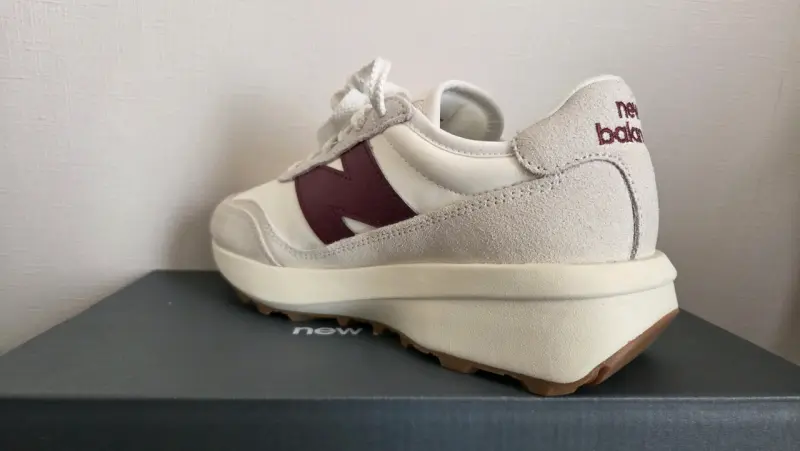Zapatillas deportivas blancas y burdeos - 2