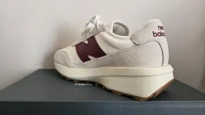 Zapatillas deportivas blancas y burdeos - miniatura 2