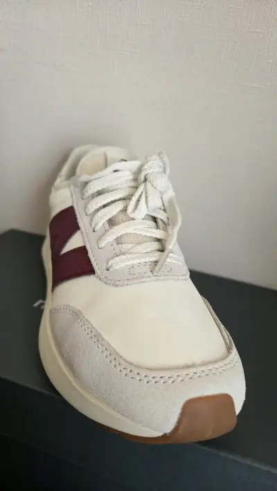 Zapatillas deportivas blancas y burdeos - miniatura 3