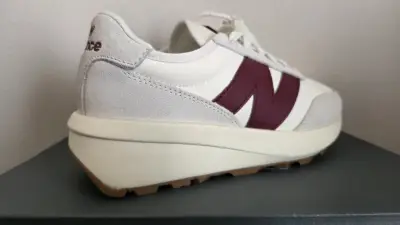 Zapatillas deportivas blancas y burdeos - miniatura 4
