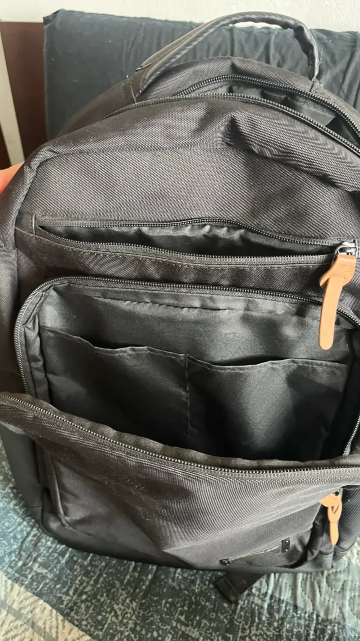 Mochila negra con múltiples compartimentos - 1