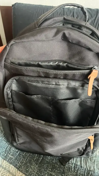 Mochila negra con múltiples compartimentos - miniatura 1