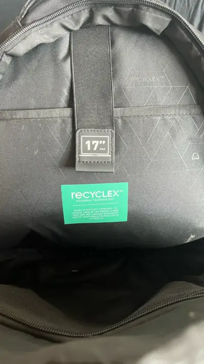Mochila negra con múltiples compartimentos - miniatura 2