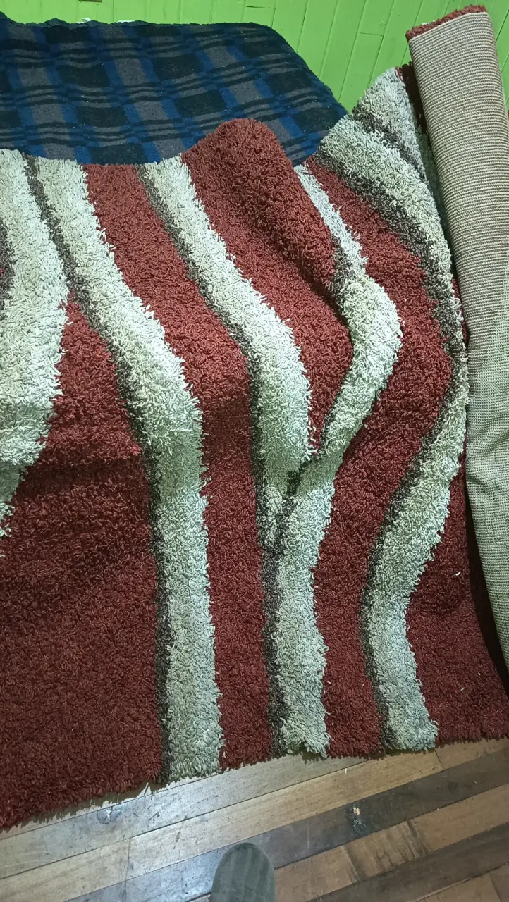 Alfombra de felpa rayada multicolor