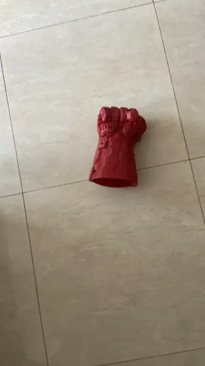Guante de juguete rojo con luces thanos - miniatura 2
