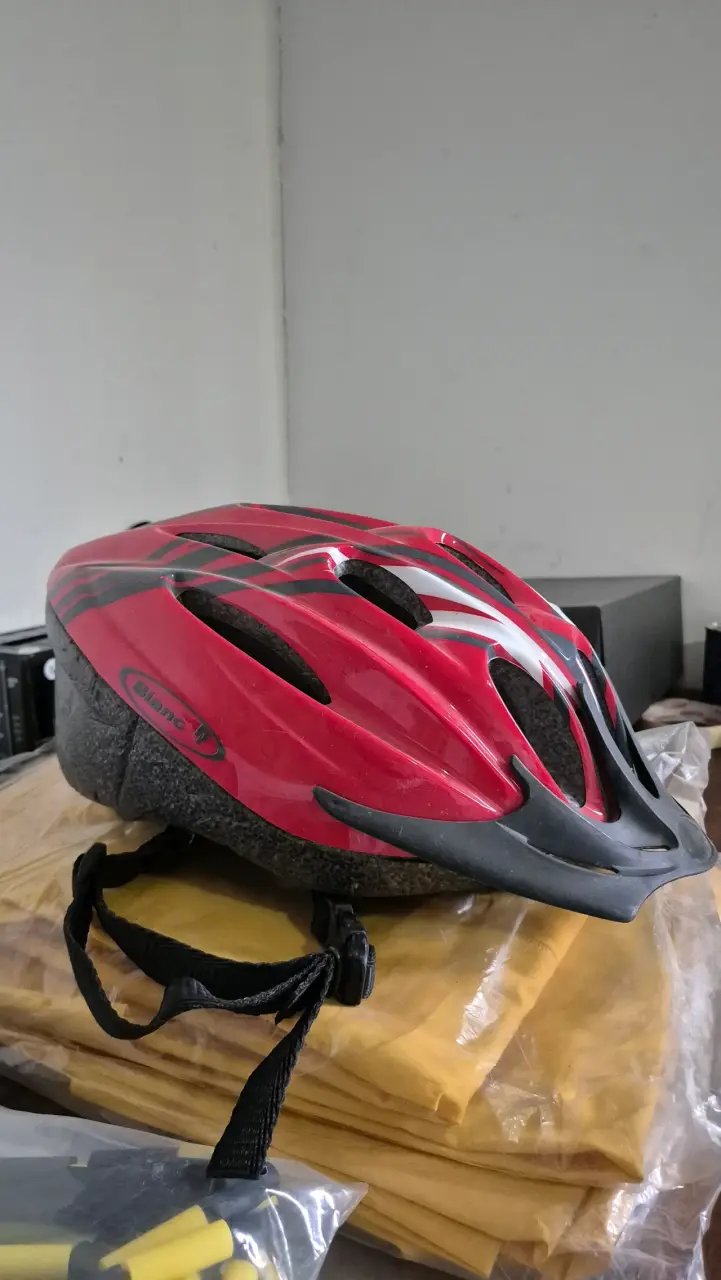 Casco de ciclismo rojo con ventilación