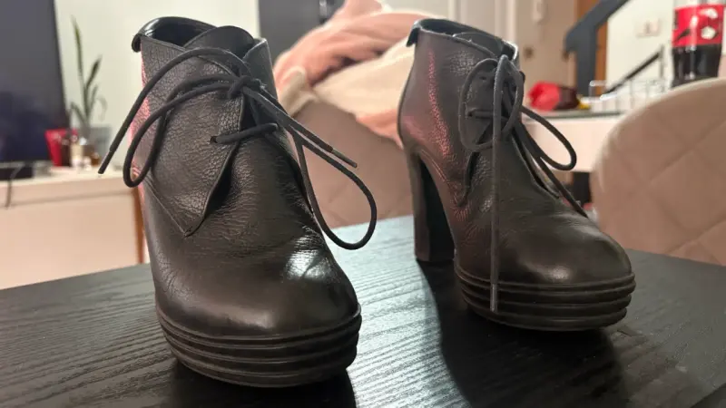 Botines de cuero negro con tacón alto - 1
