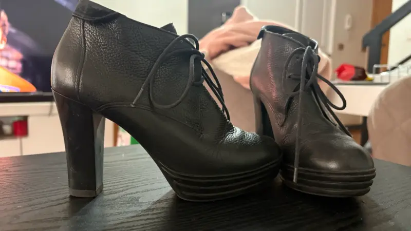 Botines de cuero negro con tacón alto - 2
