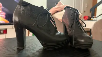 Botines de cuero negro con tacón alto - miniatura 2