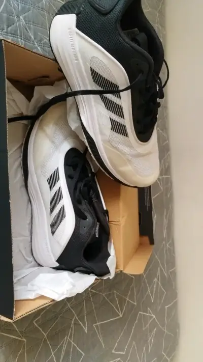 Adidas Own the Game 3.0 en color blanco y negro. - miniatura 1