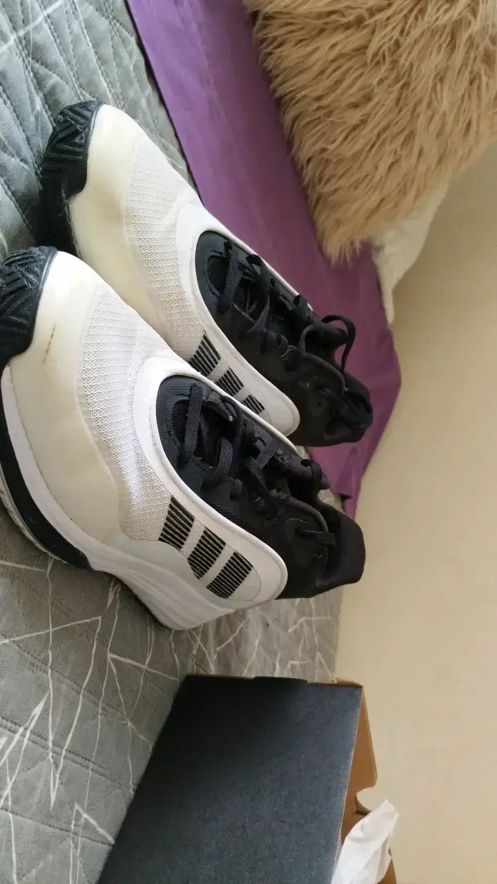 Adidas Own the Game 3.0 en color blanco y negro. - 2
