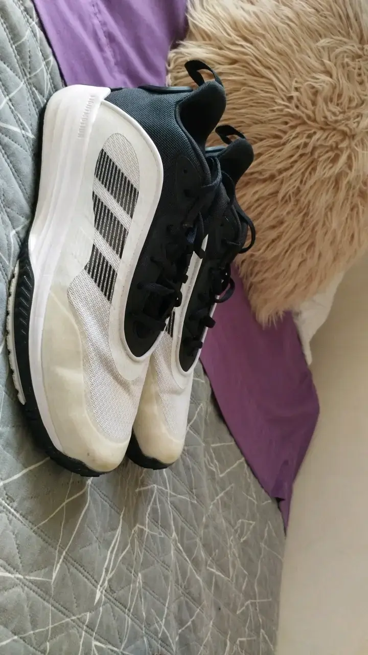 Adidas Own the Game 3.0 en color blanco y negro. - 3