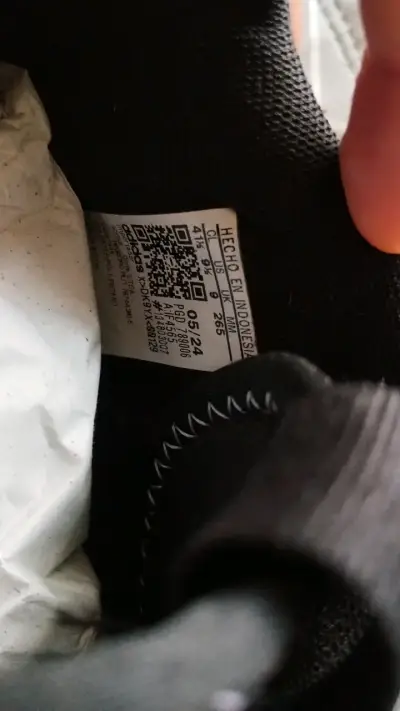 Adidas Own the Game 3.0 en color blanco y negro. - miniatura 6