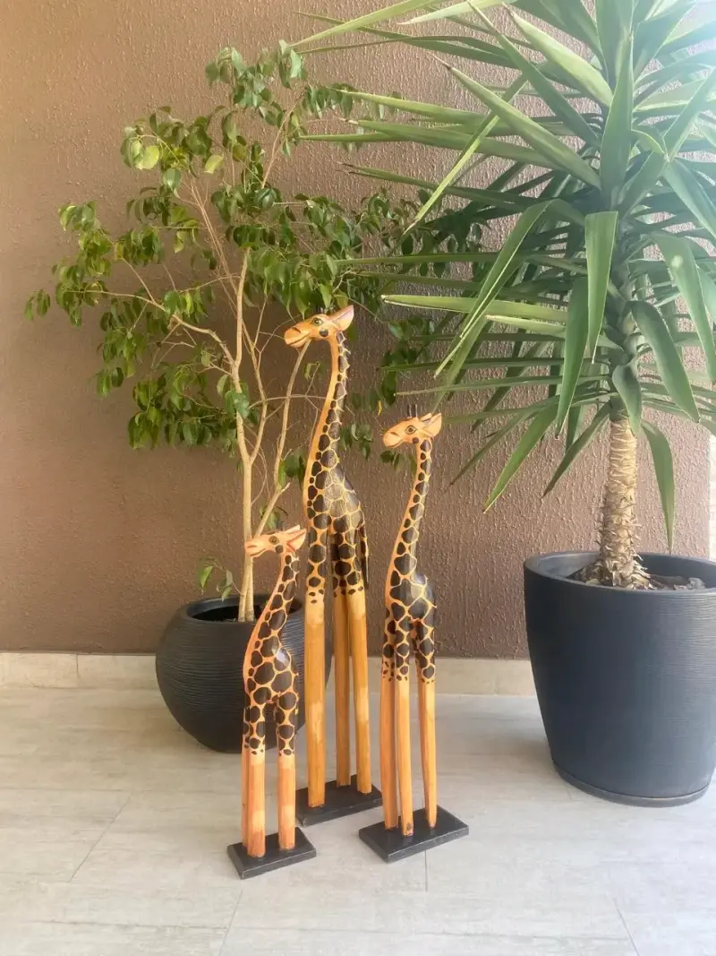 Conjunto de esculturas de jirafas de madera - 1