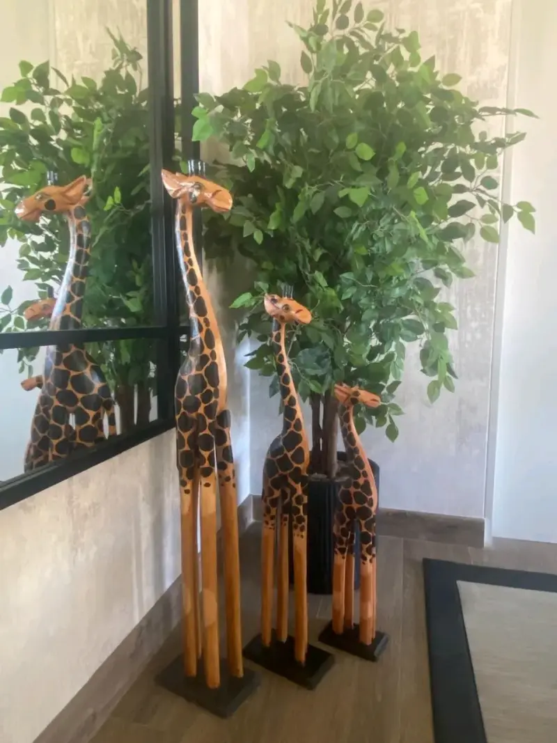 Conjunto de esculturas de jirafas de madera - 2