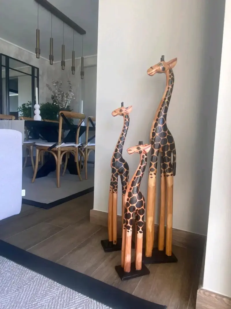Conjunto de esculturas de jirafas de madera - 3