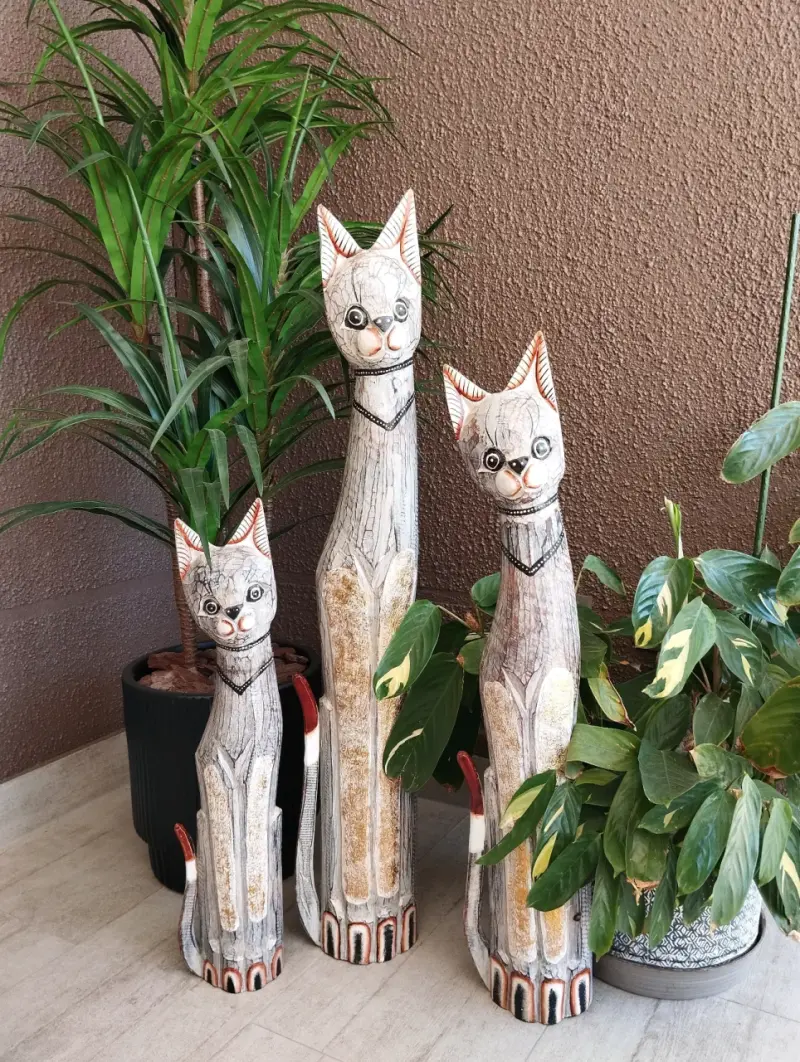 Conjunto de esculturas de gatos de madera - 1