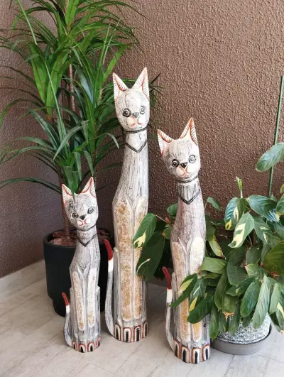 Conjunto de esculturas de gatos de madera - miniatura 1