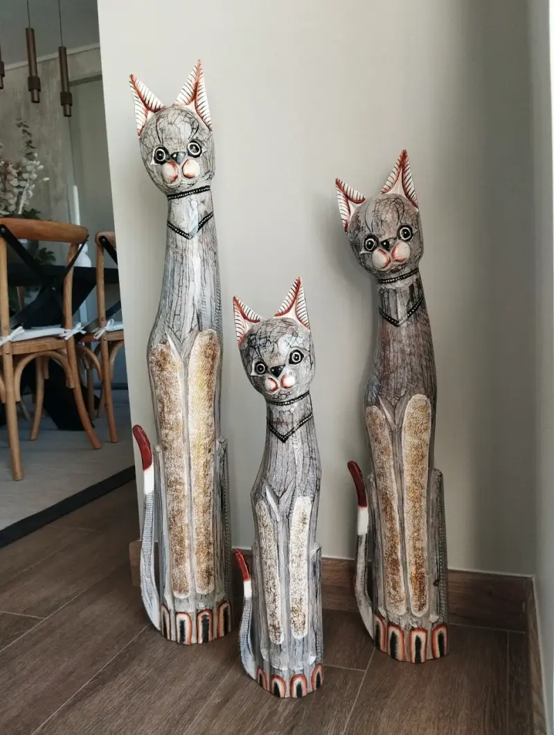 Conjunto de esculturas de gatos de madera - 2