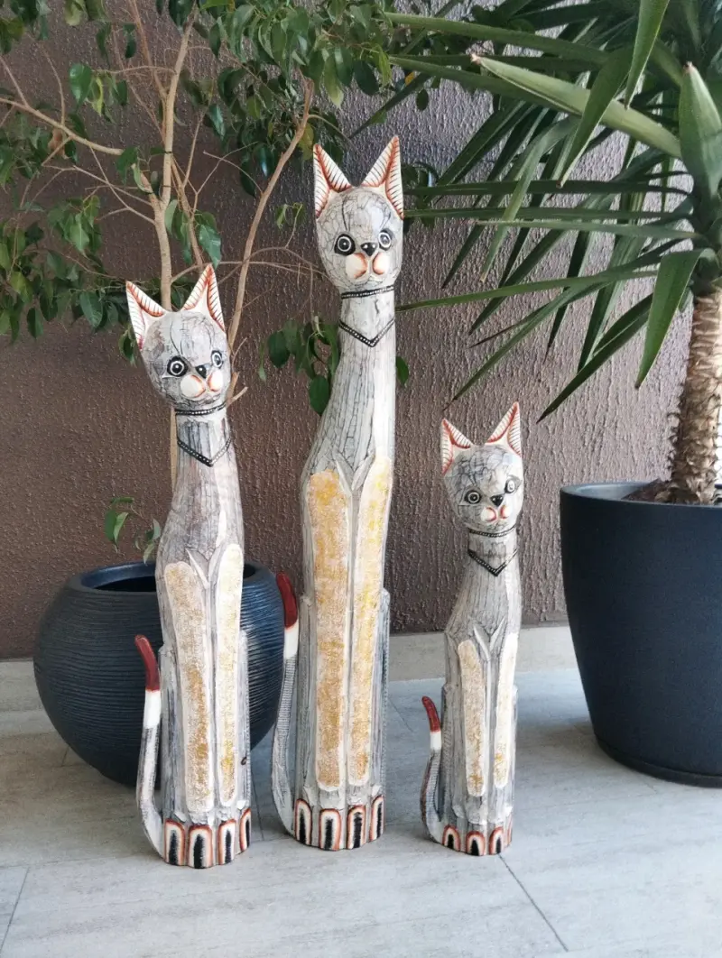 Conjunto de esculturas de gatos de madera - 3