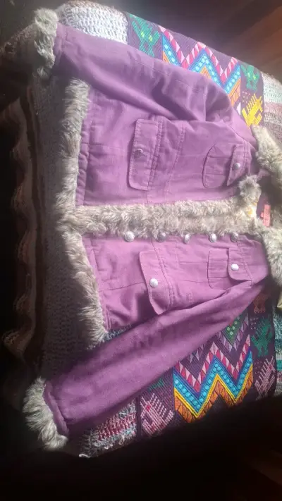 Chaqueta morada con forro de piel sintética - miniatura 1