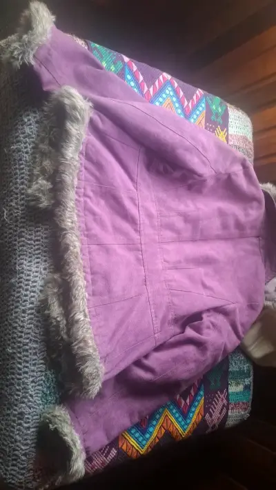 Chaqueta morada con forro de piel sintética - miniatura 2